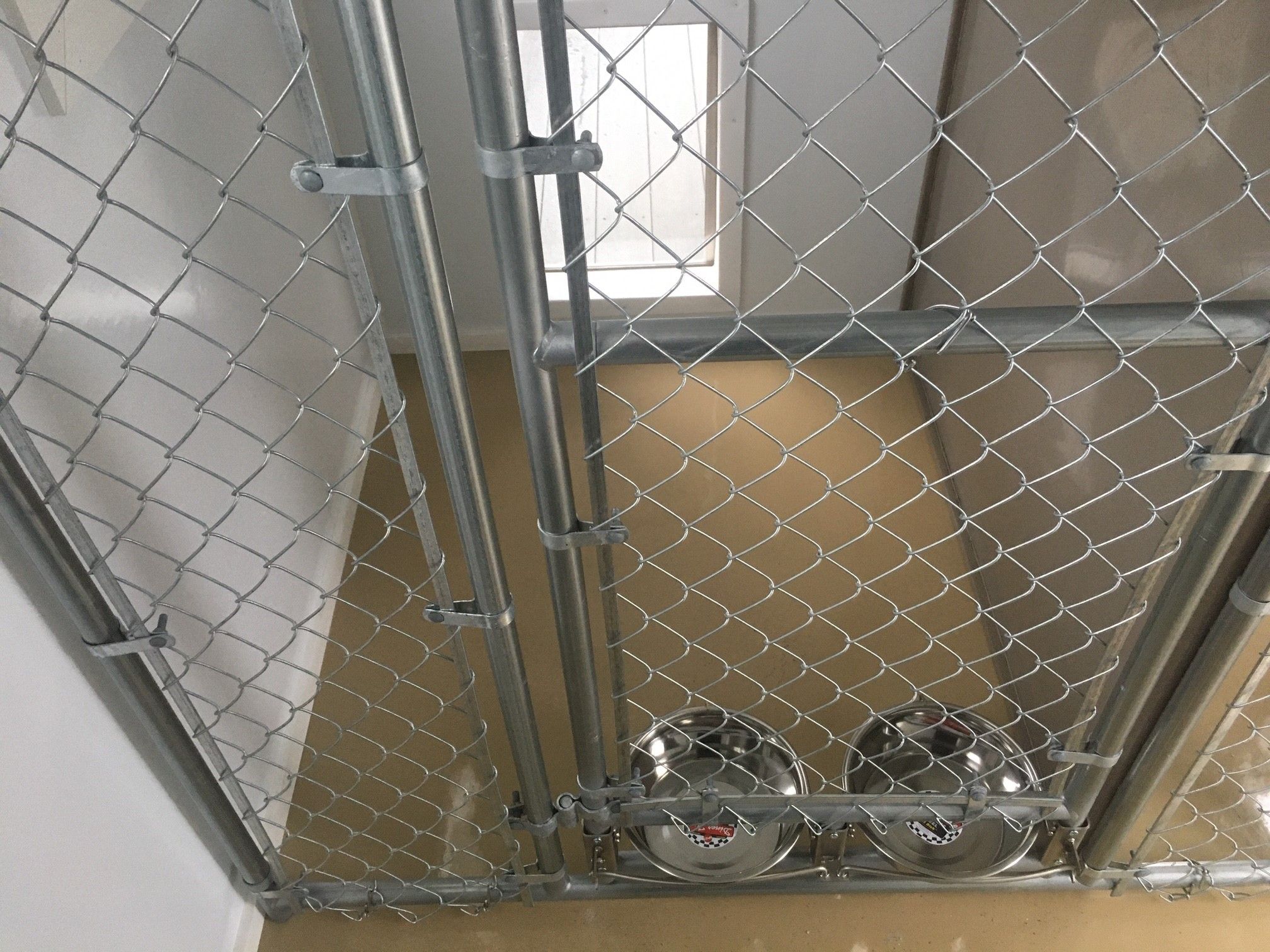 8x16 Double Kennel Interior
